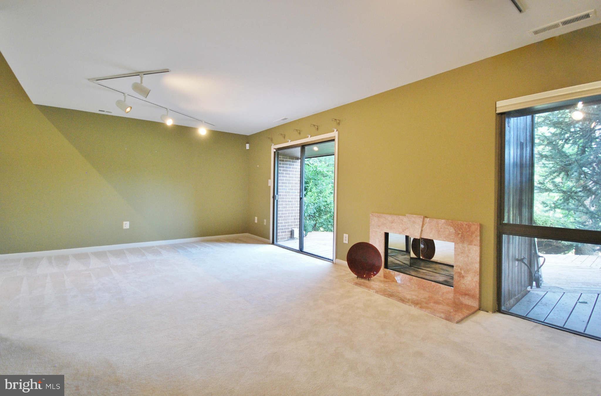 2073 Wethersfield Court Reston, VA 20191 - Photo 10 of 25 Living Room