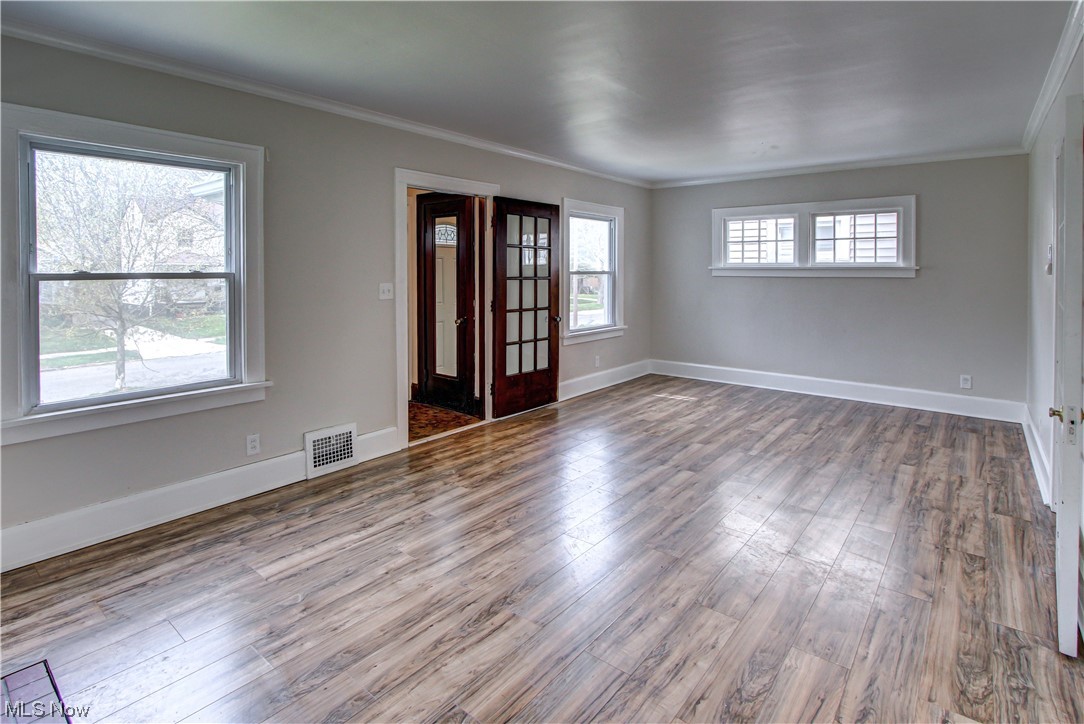 975 Pembrook Road Cleveland, OH 44121 - Photo 2 of 35
