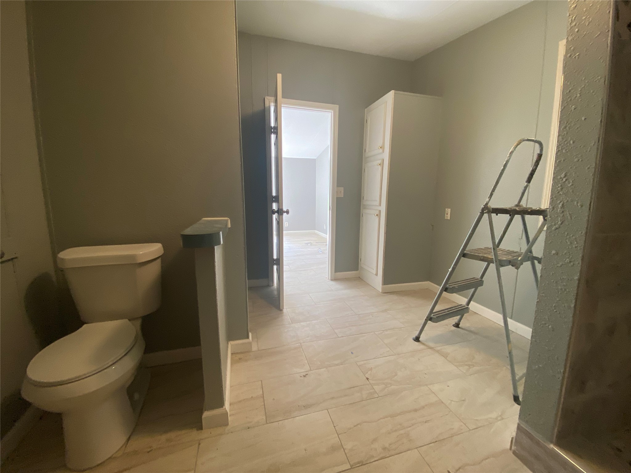 66 McFaddin Road Huntsville, TX 77340 - Photo 20 of 22 a bathroom with a toilet and a shower