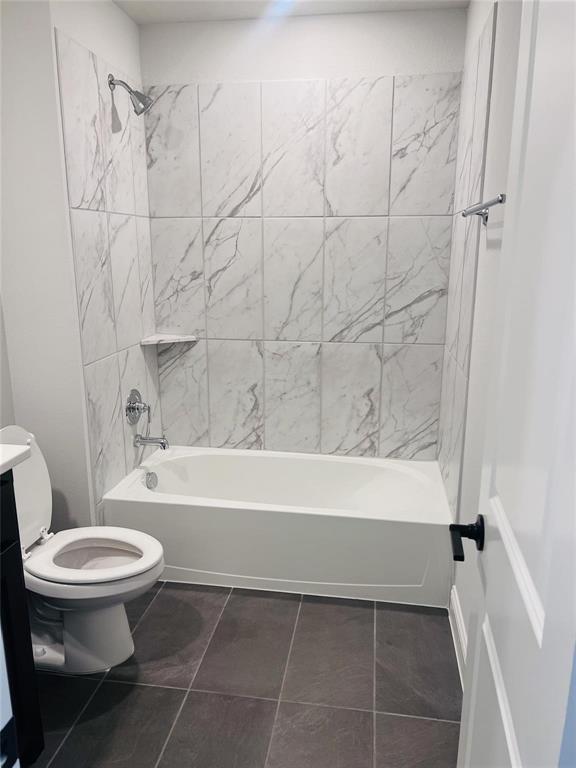 6825 Entwistle Road Frisco, TX 75034 - Photo 20 of 33 a bathroom with a toilet and a bathtub