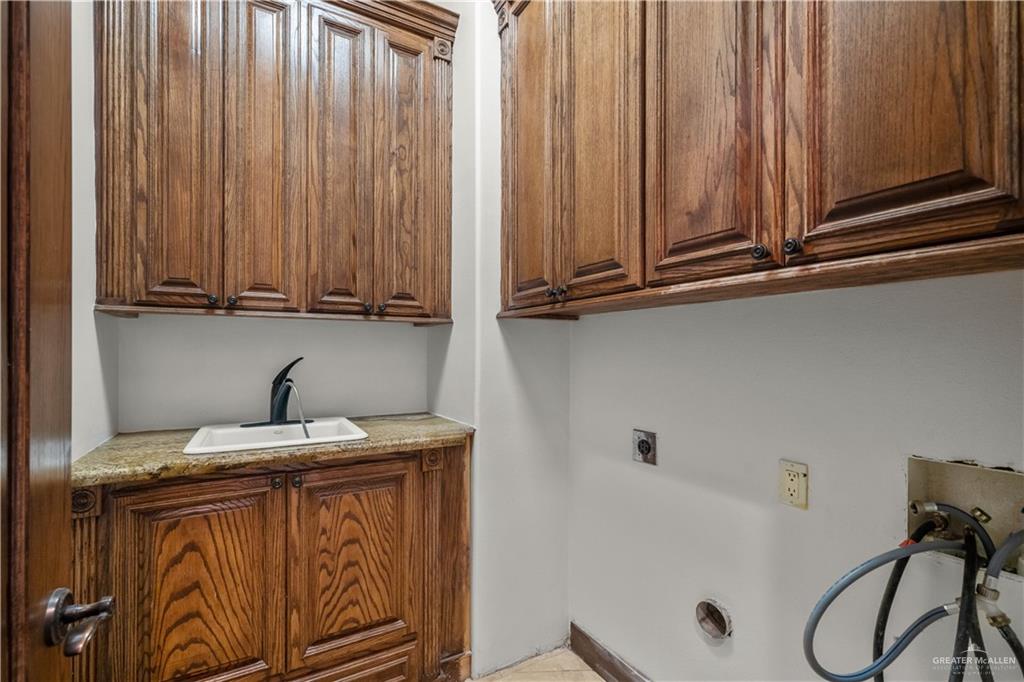 4405 South "H" Street McAllen, TX 78503 - Photo 29 of 33 a view of a utility room with washer and dryer