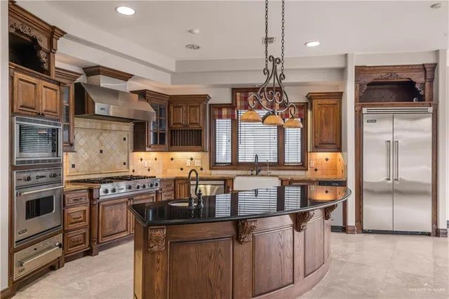 a kitchen that has a lot of cabinets in it
