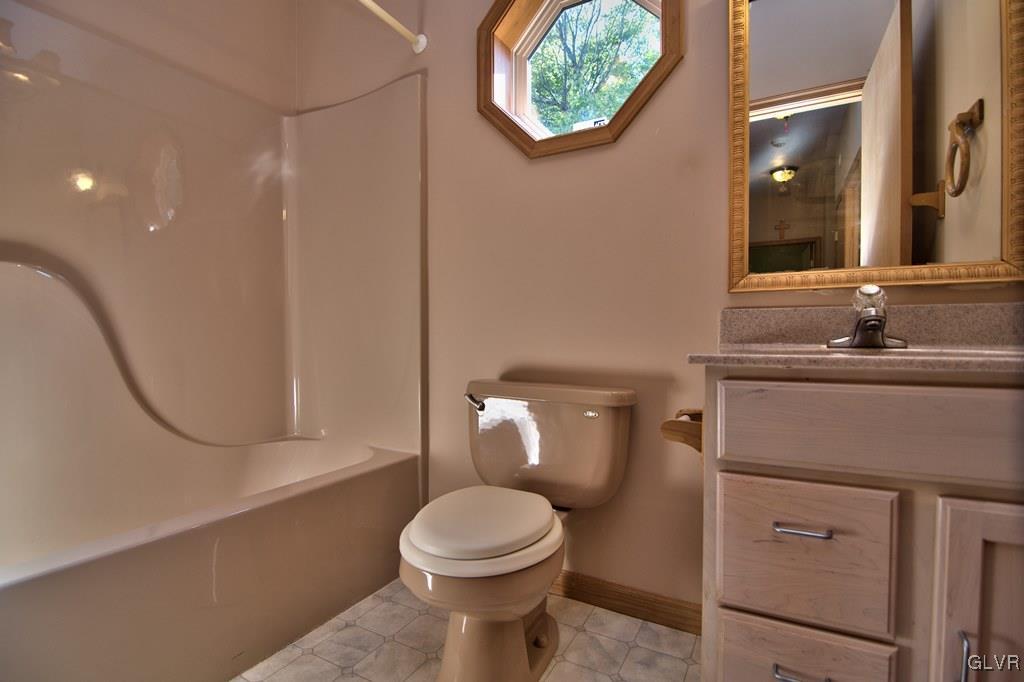 192 Chetco Road Albrightsville, PA 18210 - Photo 26 of 46 View of the hall bath with vinyl floor, a full tub