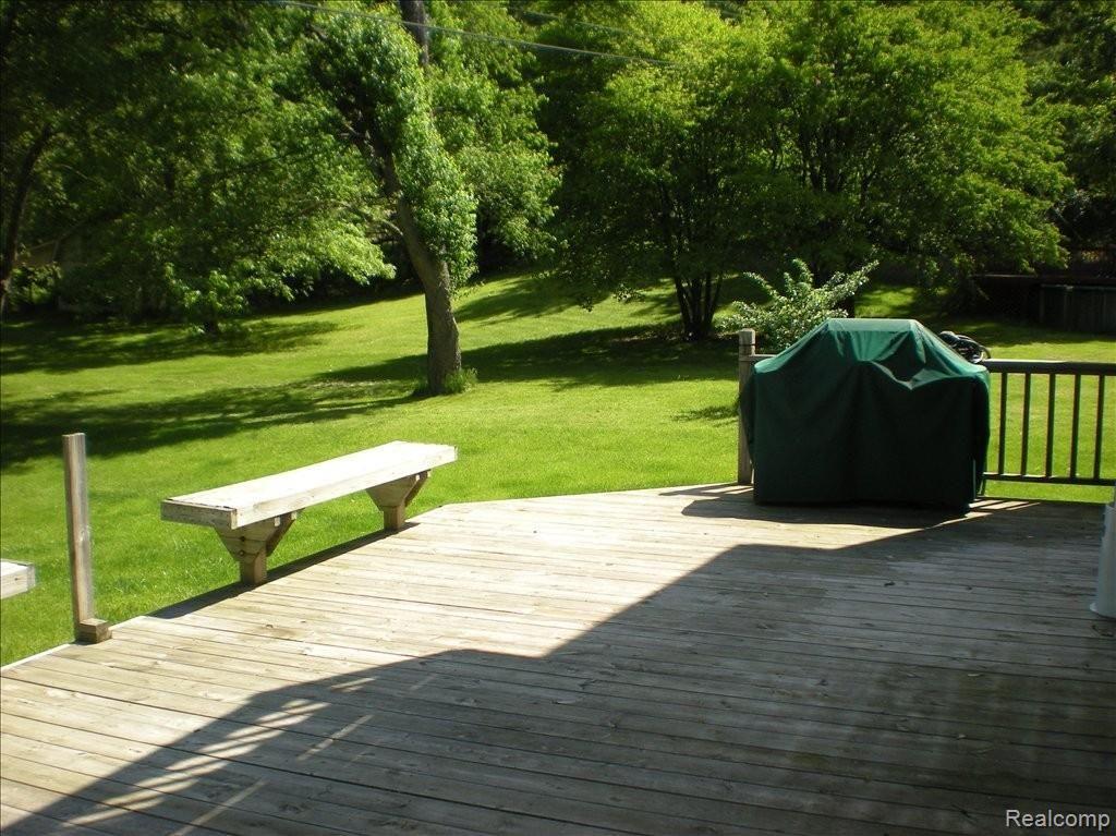 5580 Delmas Road Clarkston, MI 48348 - Photo 12 of 14 Large 30x16 Deck