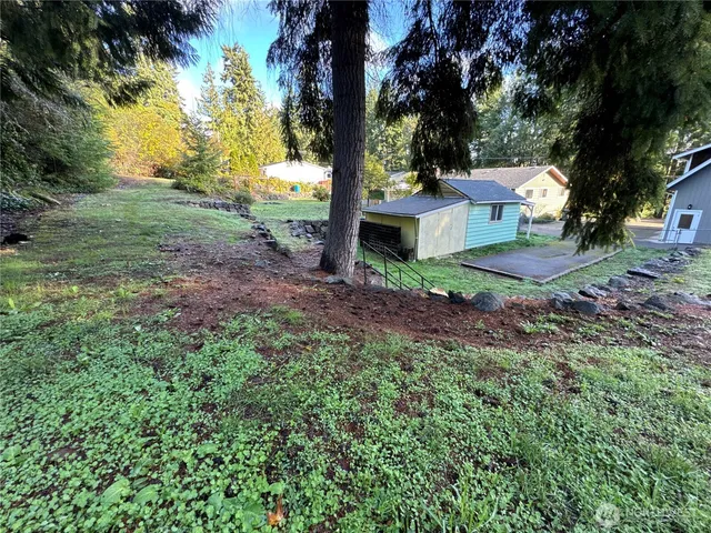 a view of a yard in front of house