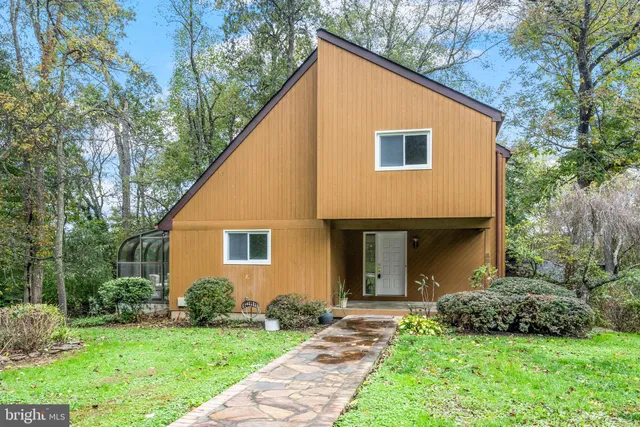 a view of a house with yard and plants