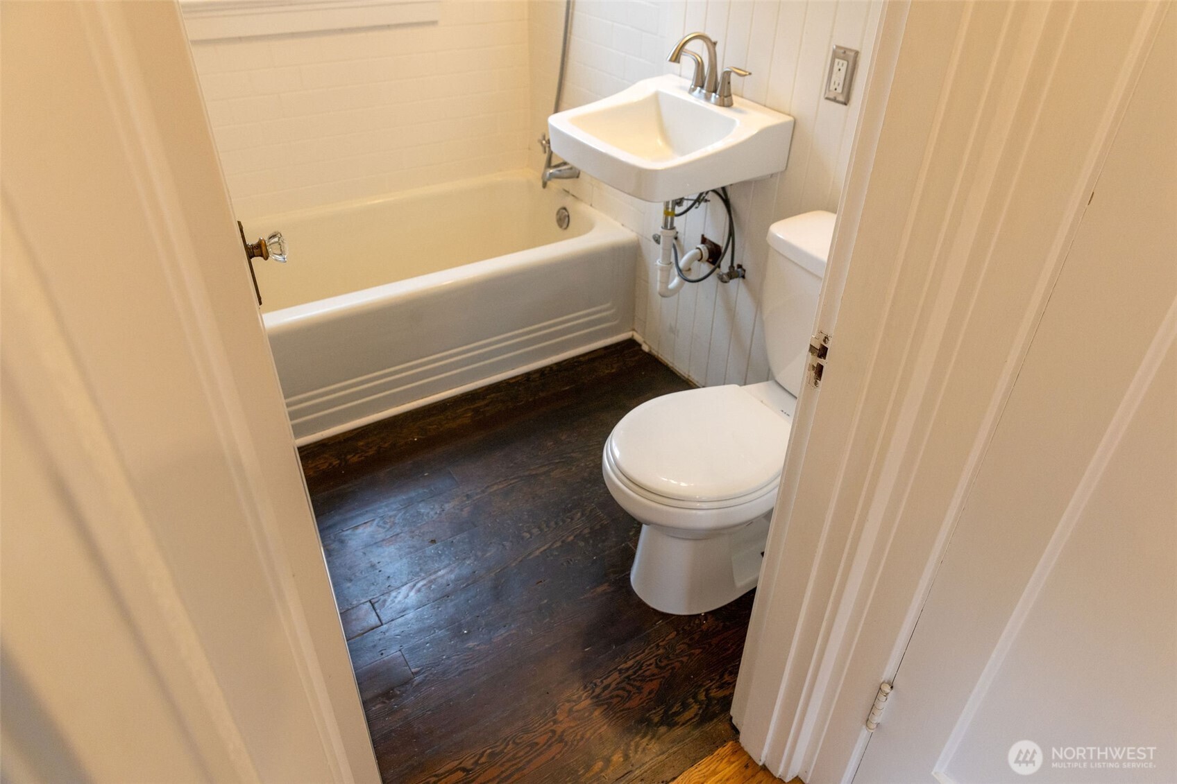 319 East Chestnut Street Walla Walla, WA 99362 - Photo 17 of 32 a bathroom with a sink and a mirror