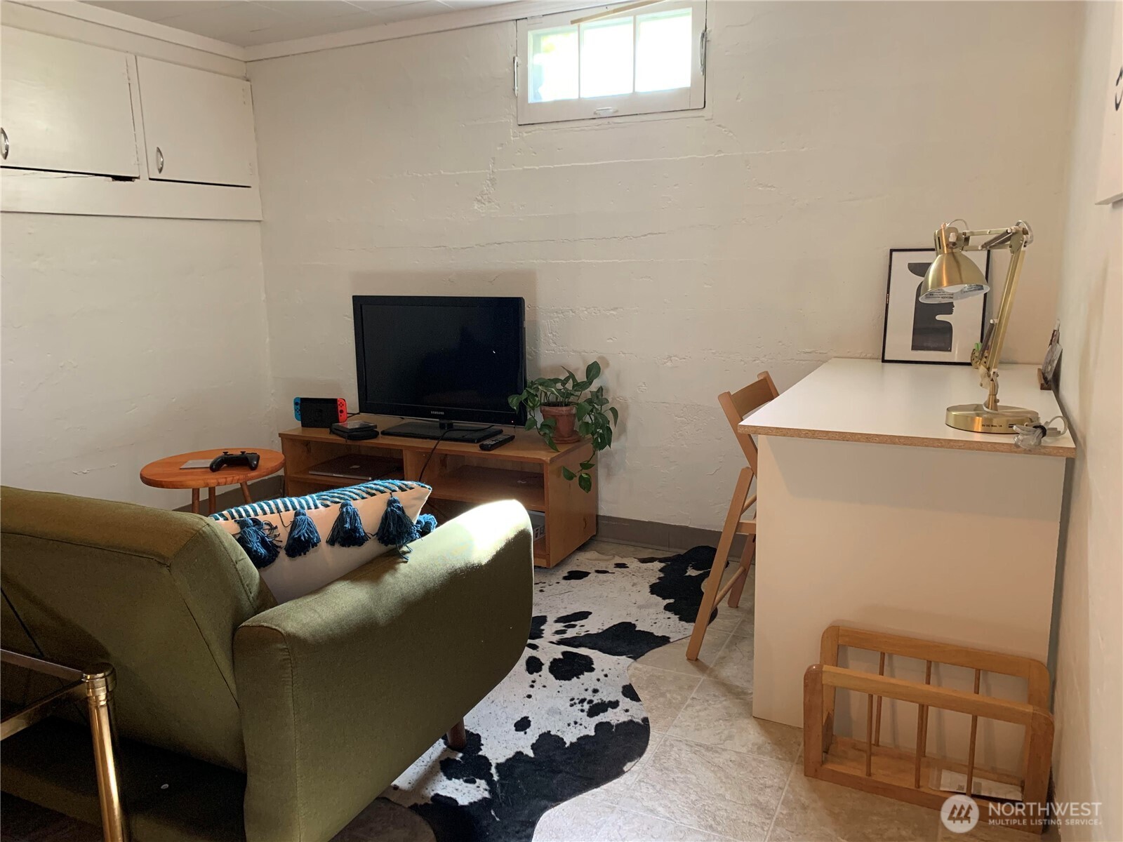 319 East Chestnut Street Walla Walla, WA 99362 - Photo 26 of 32 a living room with furniture and a flat screen tv