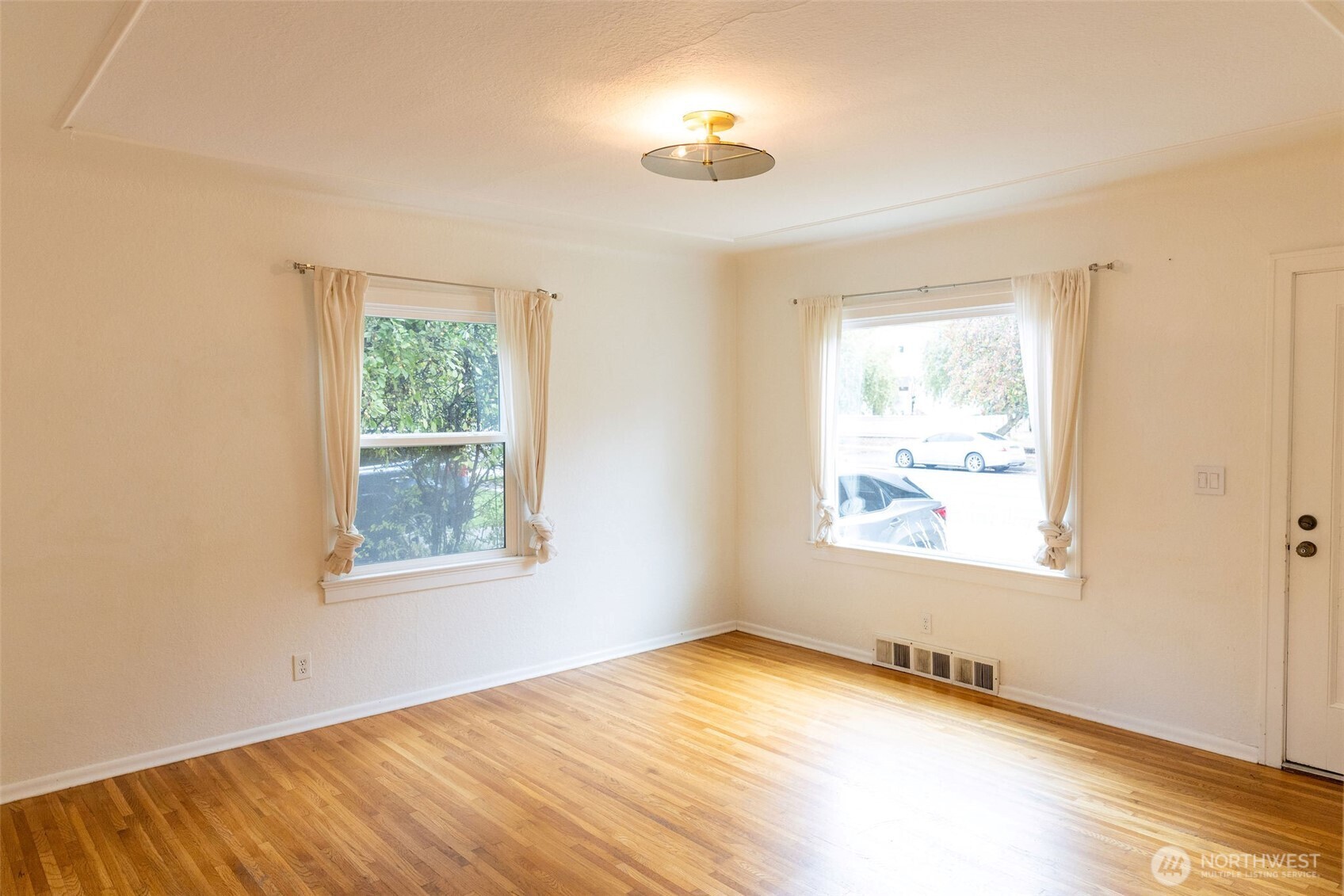 319 East Chestnut Street Walla Walla, WA 99362 - Photo 6 of 32 an empty room with a window