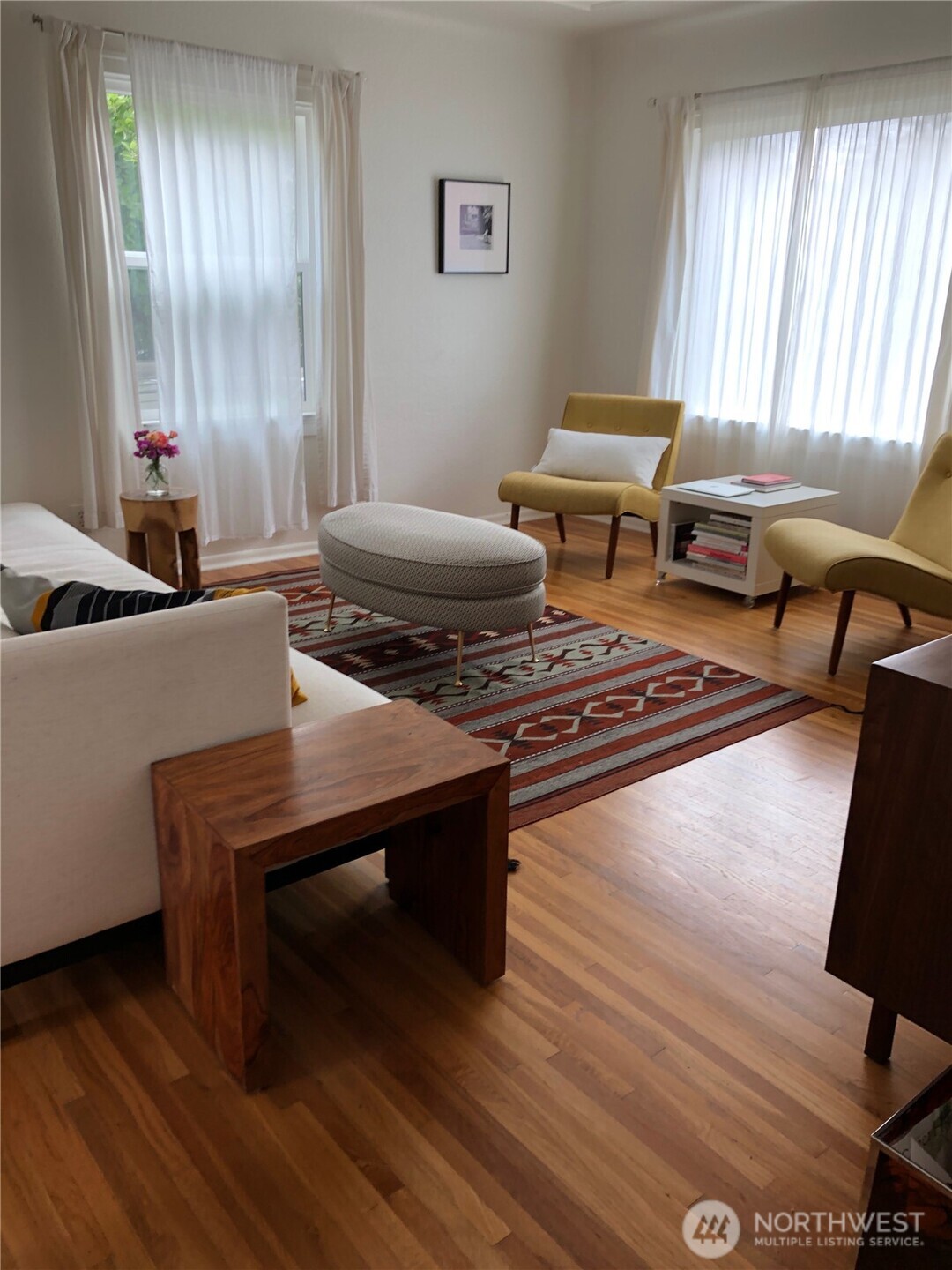 319 East Chestnut Street Walla Walla, WA 99362 - Photo 7 of 32 a living room with furniture and a window