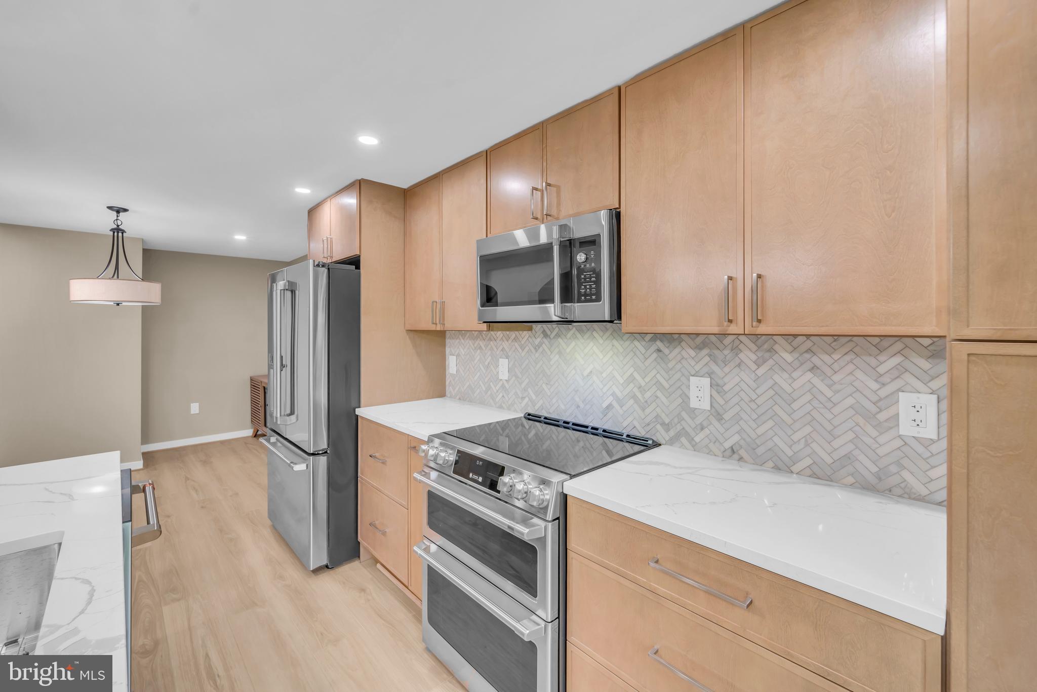 1806 North Shore Court Reston, VA 20190 - Photo 9 of 58 High end GE cafe appliances