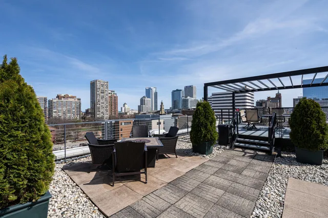 $1,950 | 270 East Highland Avenue, Unit 1044, Milwaukee, WI 53202