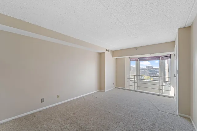 $1,950 | 270 East Highland Avenue, Unit 1044, Milwaukee, WI 53202