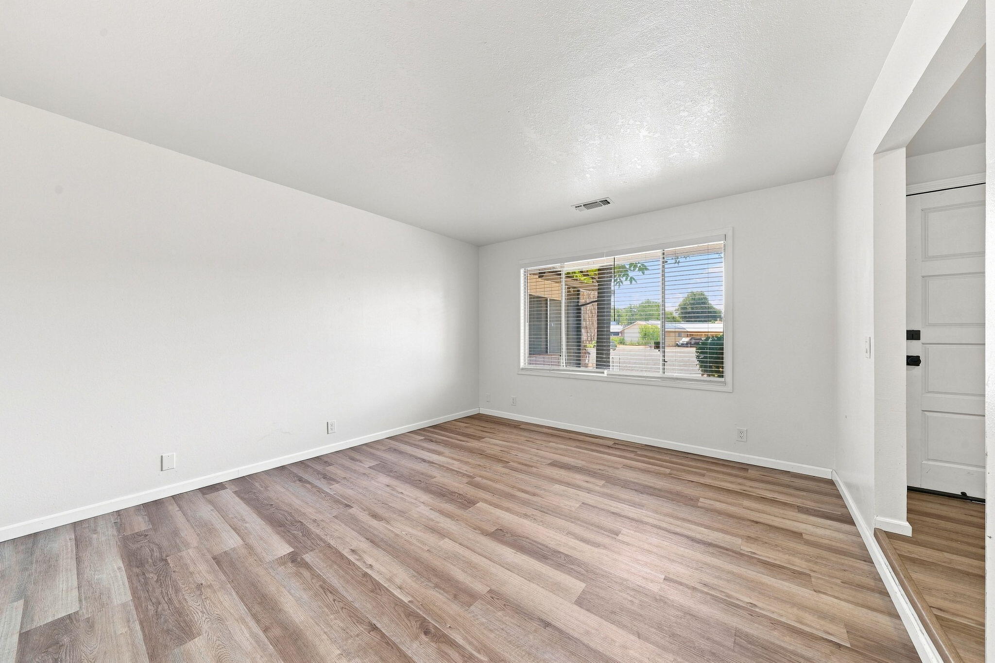 1134 Ruthie Lane Redding, CA 96002 - Photo 5 of 31 Living Area