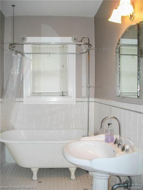 1602 Inverness Street Sylvan Lake, MI 48320 - Photo 15 of 34