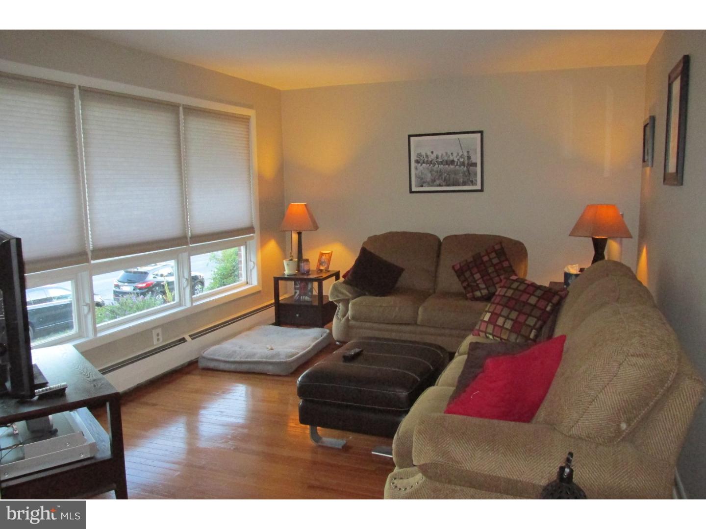 1503 Commonwealth Boulevard Reading, PA 19607 - Photo 4 of 18 Living Room