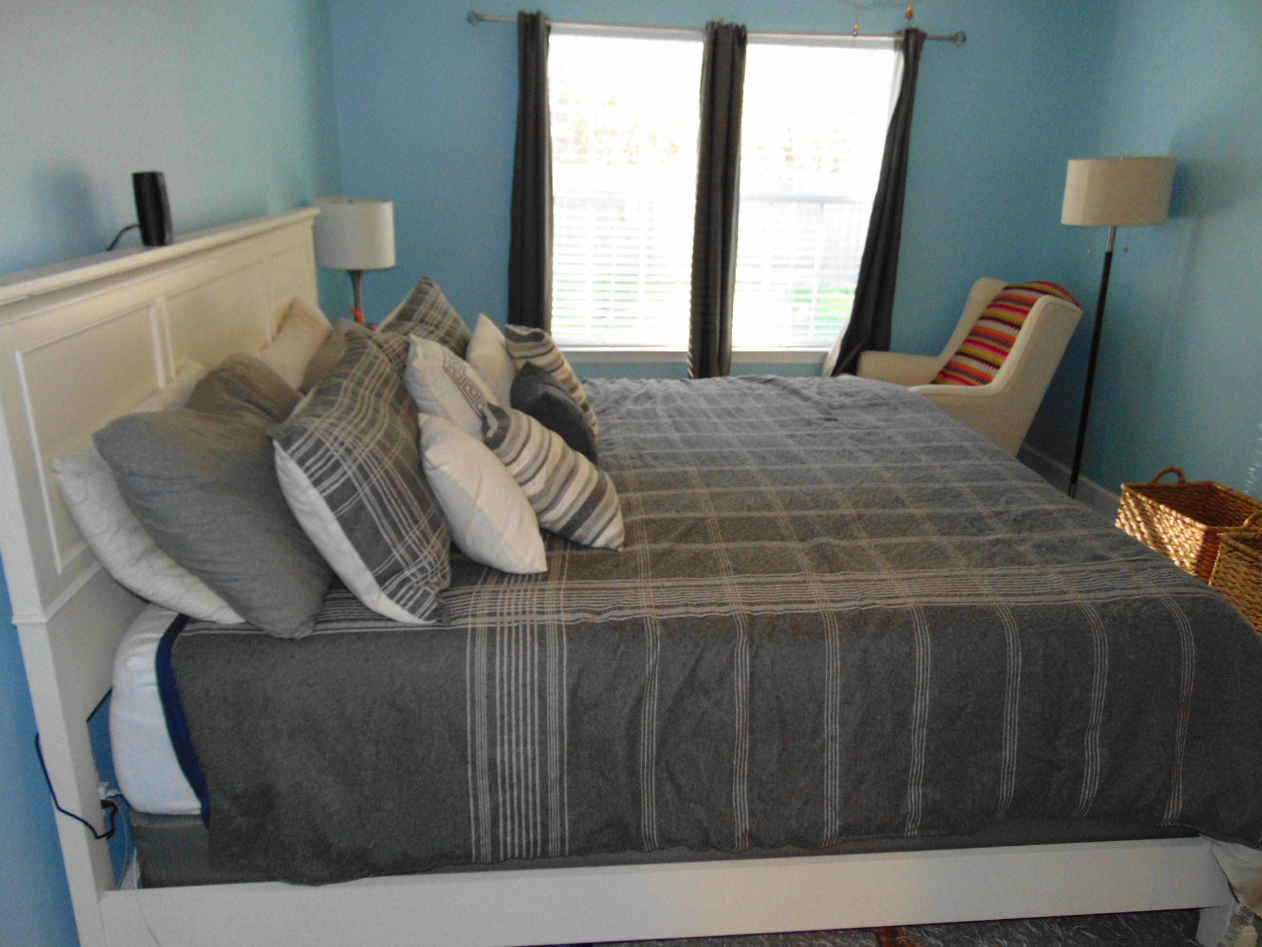 7940 New Ryder Road North Charleston, SC 29406 - Photo 5 of 24 KING SIZED BED FITS FINE