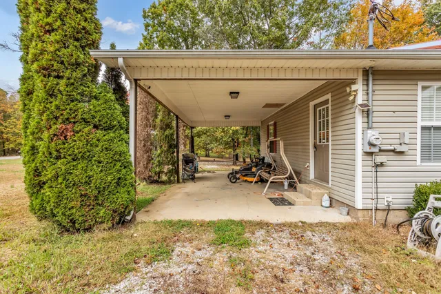 a view of a backyard