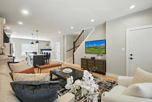 $689,900 | 4055 South Ellis Avenue, Chicago, IL 60653