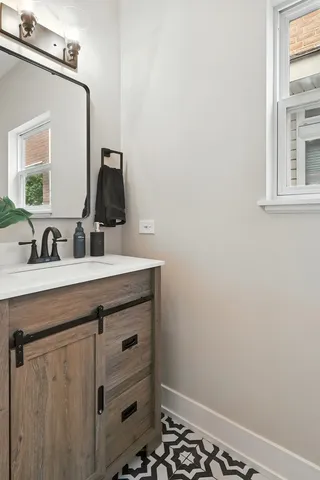 $689,900 | 4055 South Ellis Avenue, Chicago, IL 60653