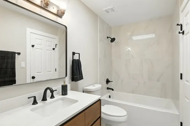 $689,900 | 4055 South Ellis Avenue, Chicago, IL 60653