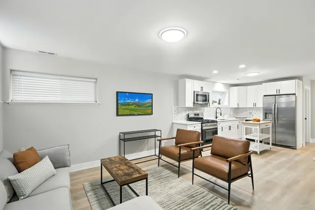 $689,900 | 4055 South Ellis Avenue, Chicago, IL 60653