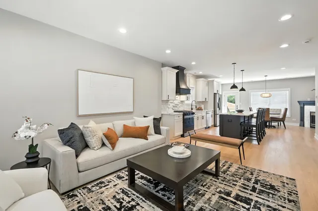 $689,900 | 4055 South Ellis Avenue, Chicago, IL 60653