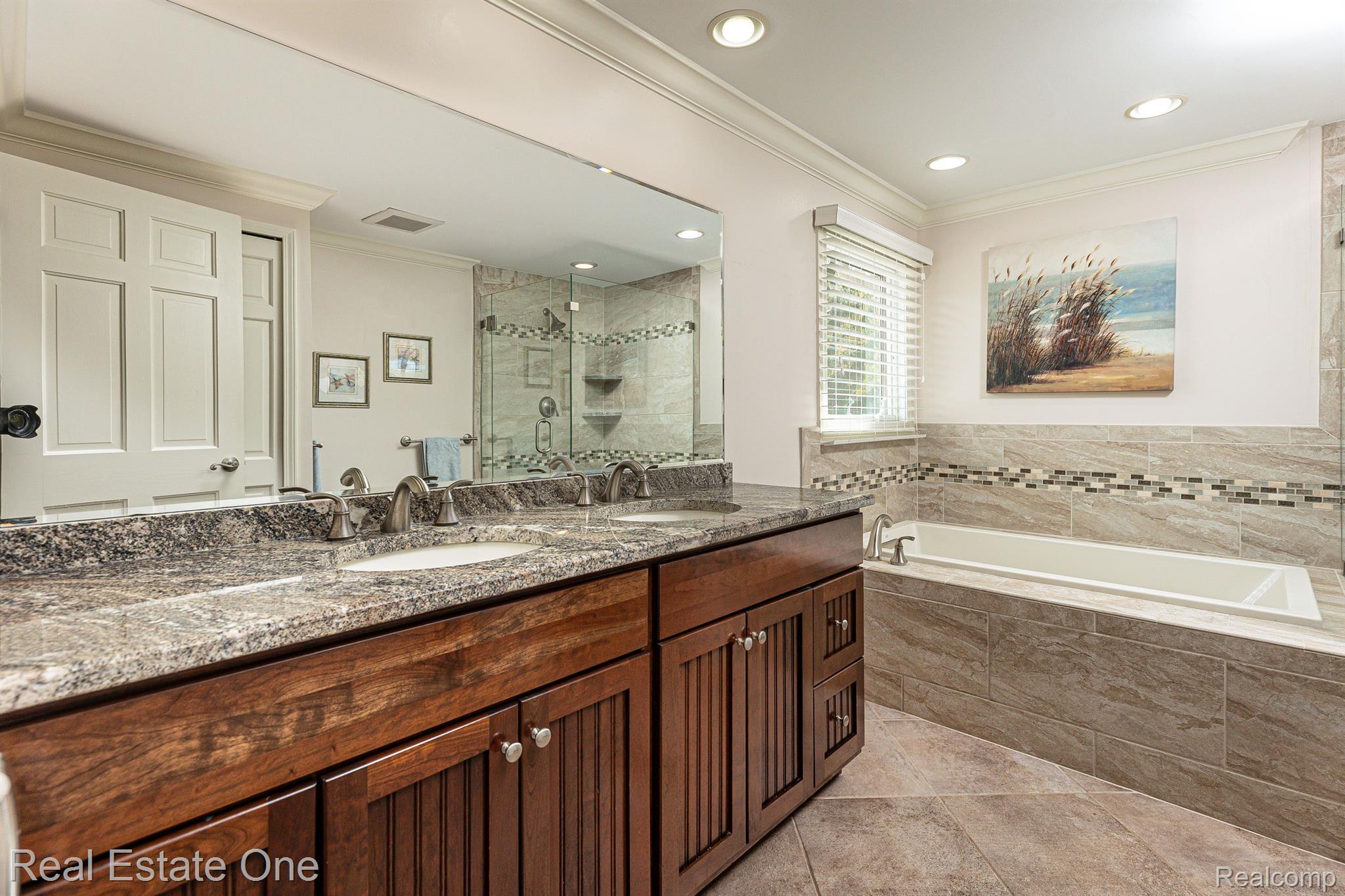 11700 Raintree Court Utica, MI 48315 - Photo 13 of 35 Primary bath w/ LaFata cabinets & granite cabinets