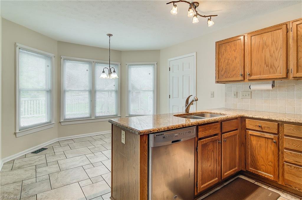 4307 Chilton Way High Point, NC 27265 - Photo 7 of 29 Gallery Image 7