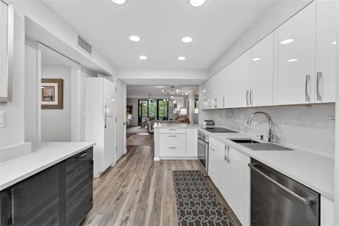 $900,000 | 828 Bayport Way, Longboat Key, FL 34228