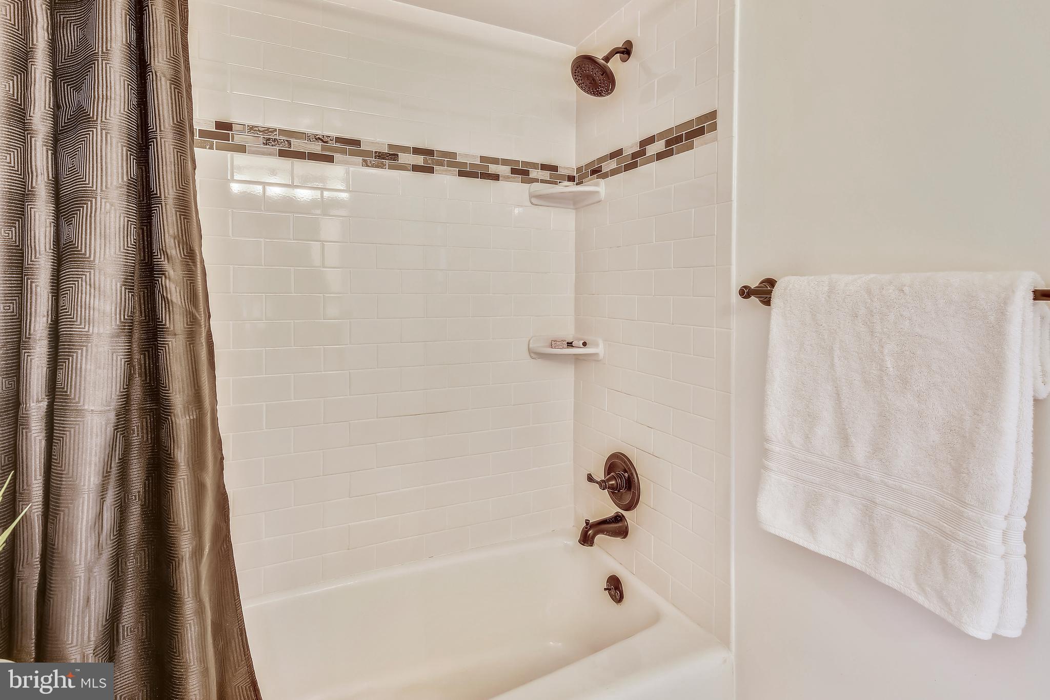 5101 River Road, Unit 1406 Bethesda, MD 20816 - Photo 20 of 30 HALL BATHROOM