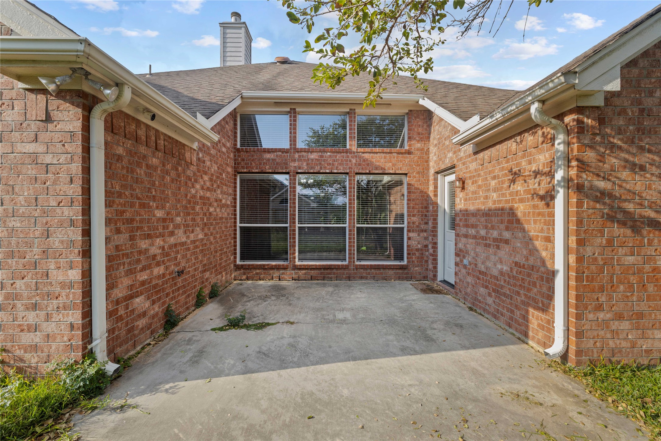 2915 Sandleigh Drive Spring, TX 77388 - Photo 29 of 30 a view of a brick house with a large window