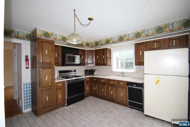 $599,900 | 28-12 Sherman Place, Fair Lawn, NJ 07410