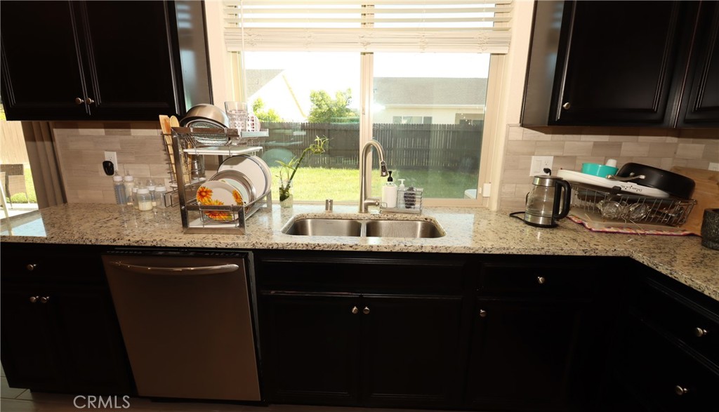 2482 Valdes Drive Merced, CA 95340 - Photo 11 of 46 Kitchen