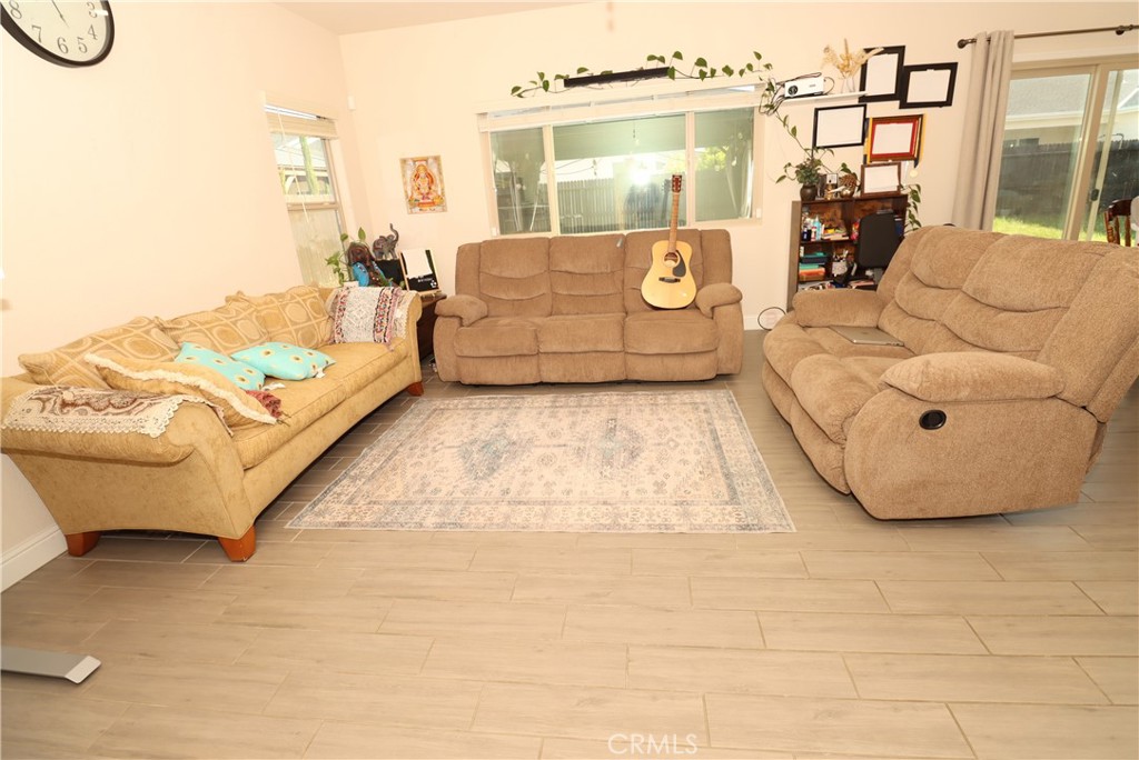 2482 Valdes Drive Merced, CA 95340 - Photo 7 of 46 Living room