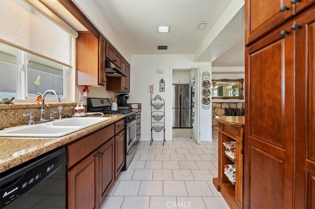 443 Termino Avenue Corona, CA 92879 - Photo 12 of 28