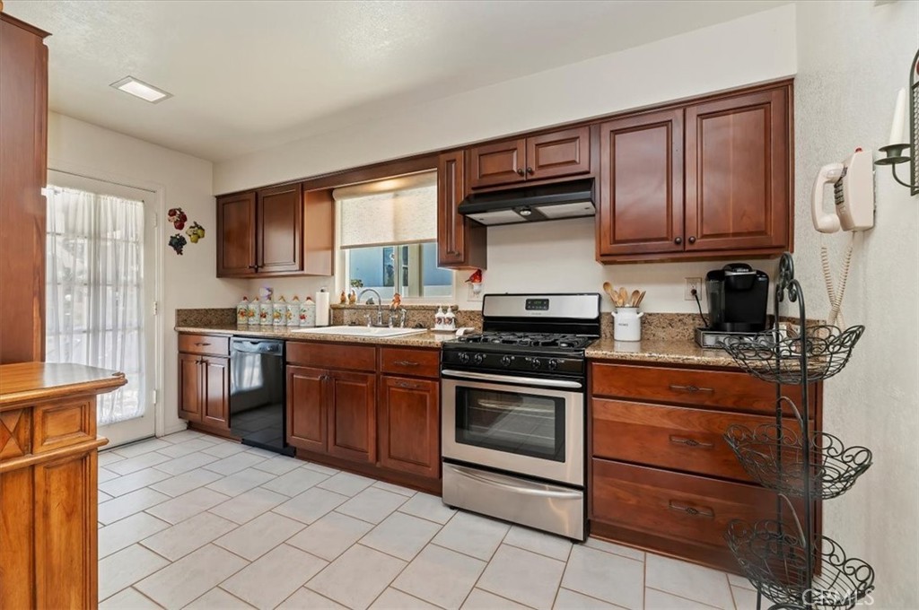 443 Termino Avenue Corona, CA 92879 - Photo 10 of 28