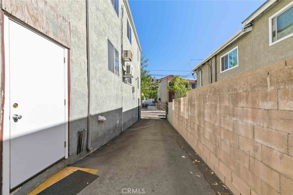 7137 Greeley Street, Unit 4 Tujunga, CA 91042 - Photo 24 of 29