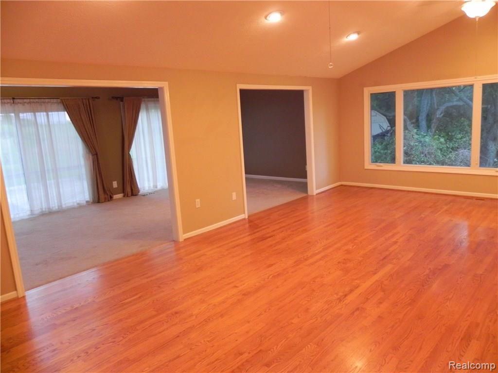 22601 Shadowpine Way Novi, MI 48375 - Photo 9 of 32 VIEW FROM ENTRY TO LIVING / DINING ROOM