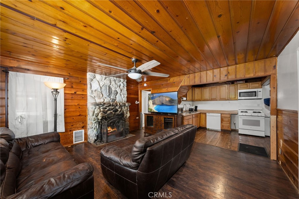 320 Sky View Lane Crestline, CA 92325 - Photo 4 of 50