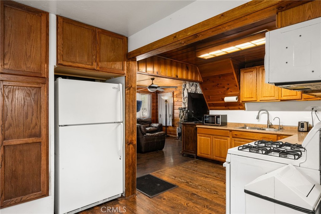 320 Sky View Lane Crestline, CA 92325 - Photo 7 of 50