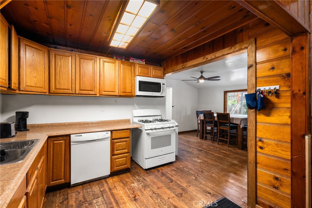 320 Sky View Lane Crestline, CA 92325 - Photo 8 of 50