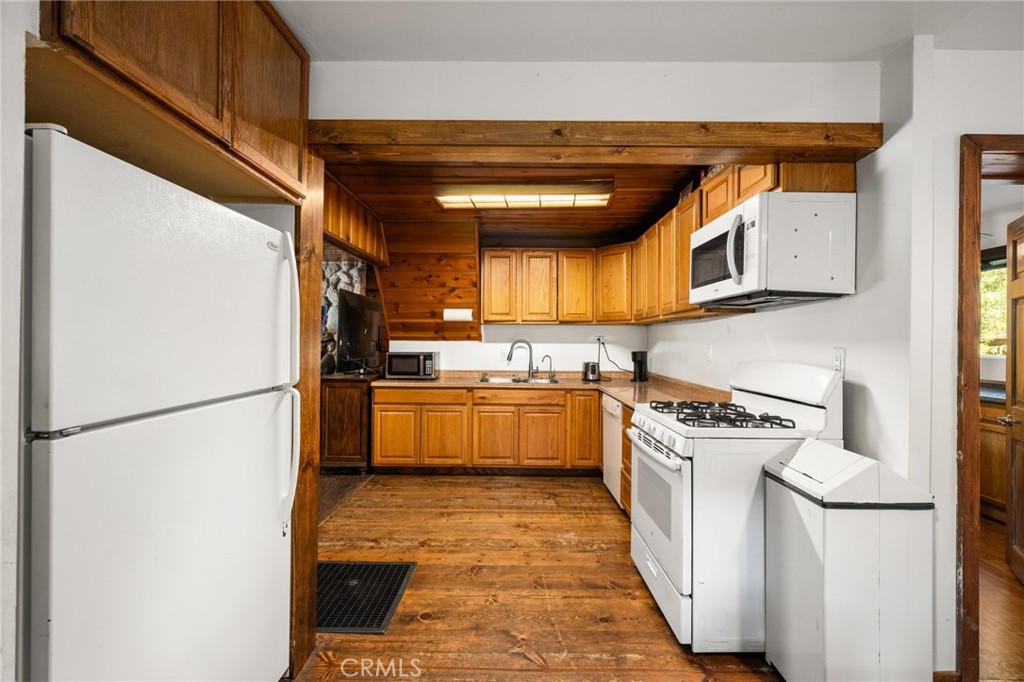 320 Sky View Lane Crestline, CA 92325 - Photo 9 of 50