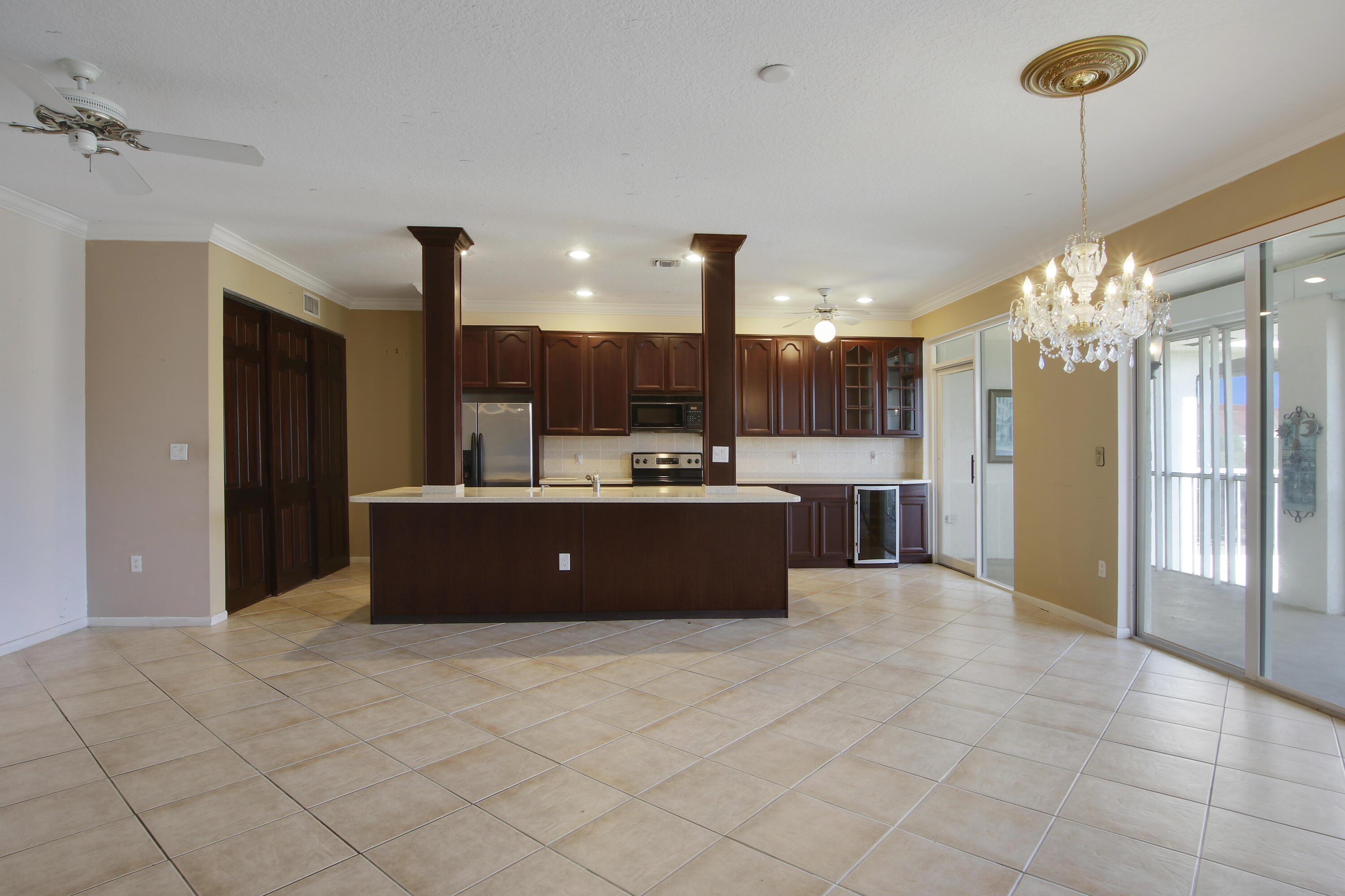 104 Half Moon Circle, Unit G3 Hypoluxo, FL 33462 - Photo 17 of 30 Kitchen with Wine fridge
