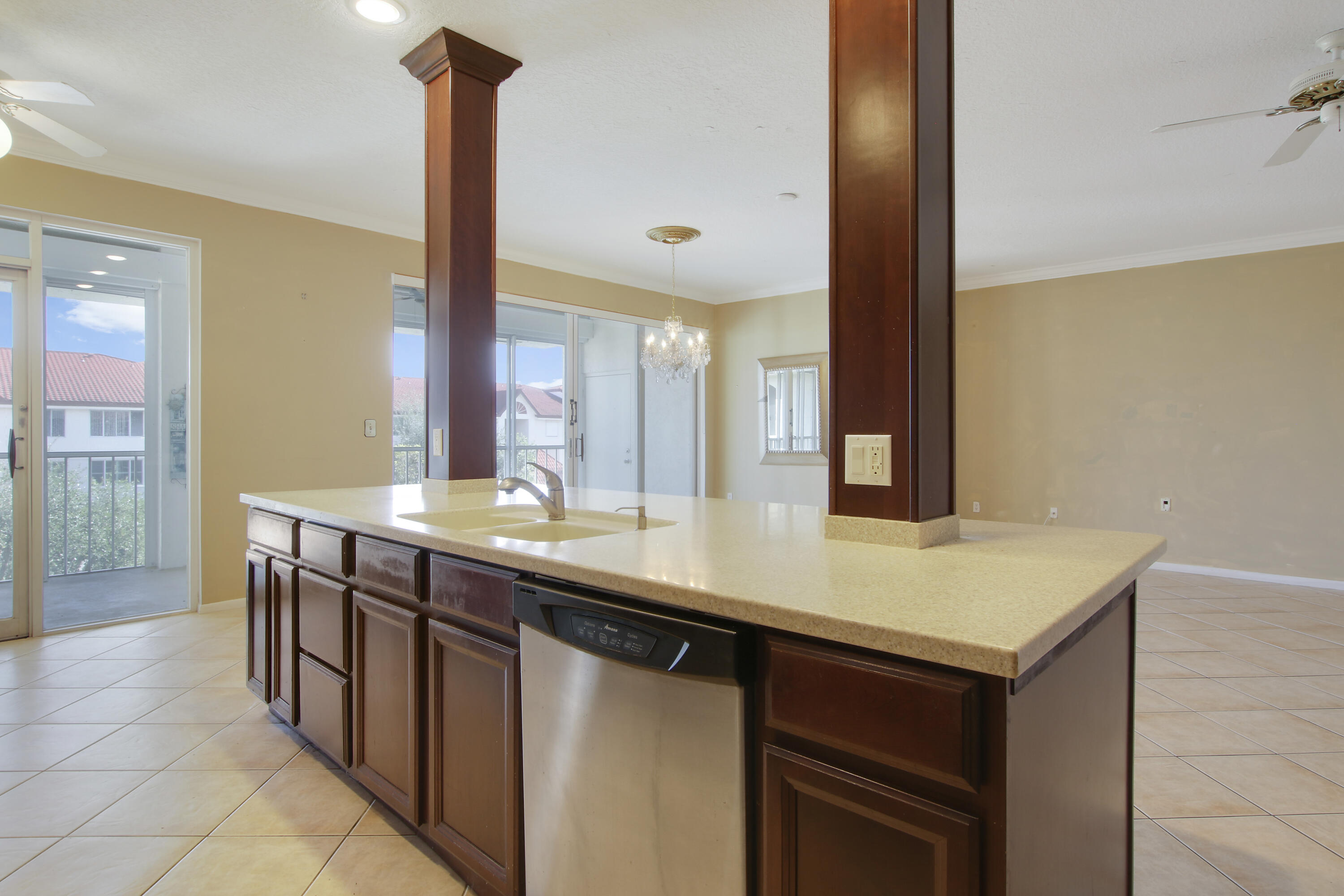 104 Half Moon Circle, Unit G3 Hypoluxo, FL 33462 - Photo 19 of 30 Kitchen Island