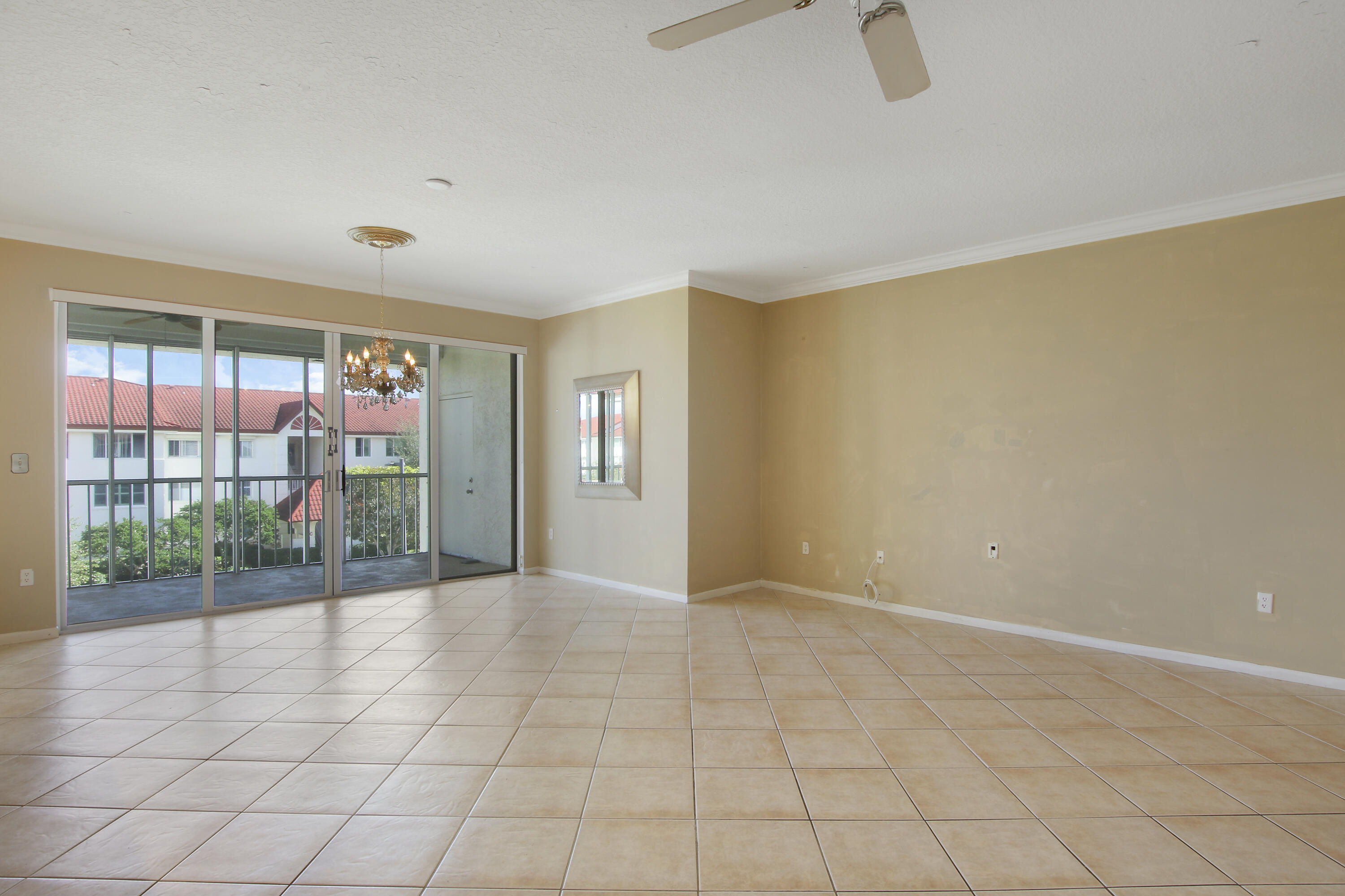 104 Half Moon Circle, Unit G3 Hypoluxo, FL 33462 - Photo 5 of 30 Great Room