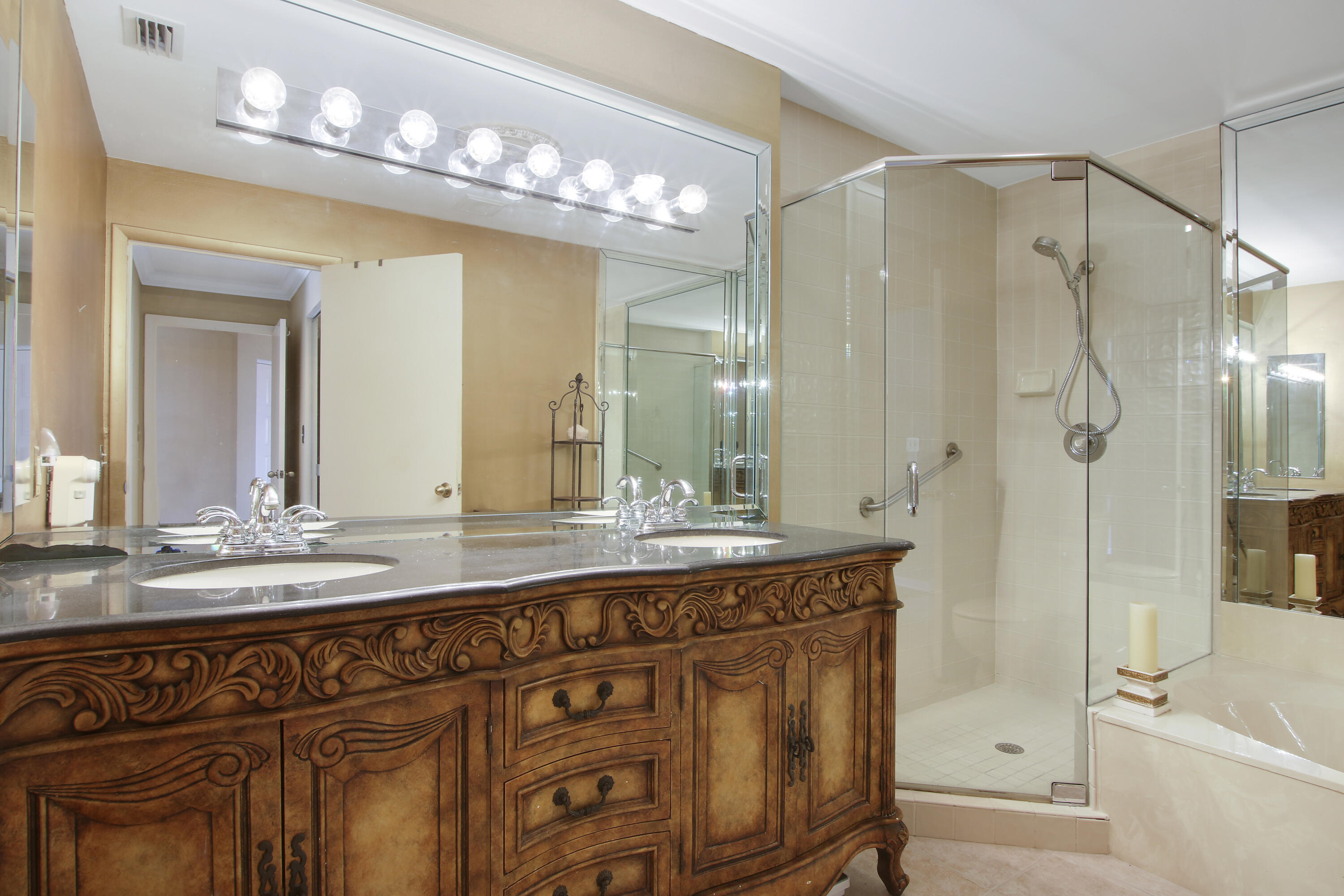 104 Half Moon Circle, Unit G3 Hypoluxo, FL 33462 - Photo 10 of 30 Master Bathroom