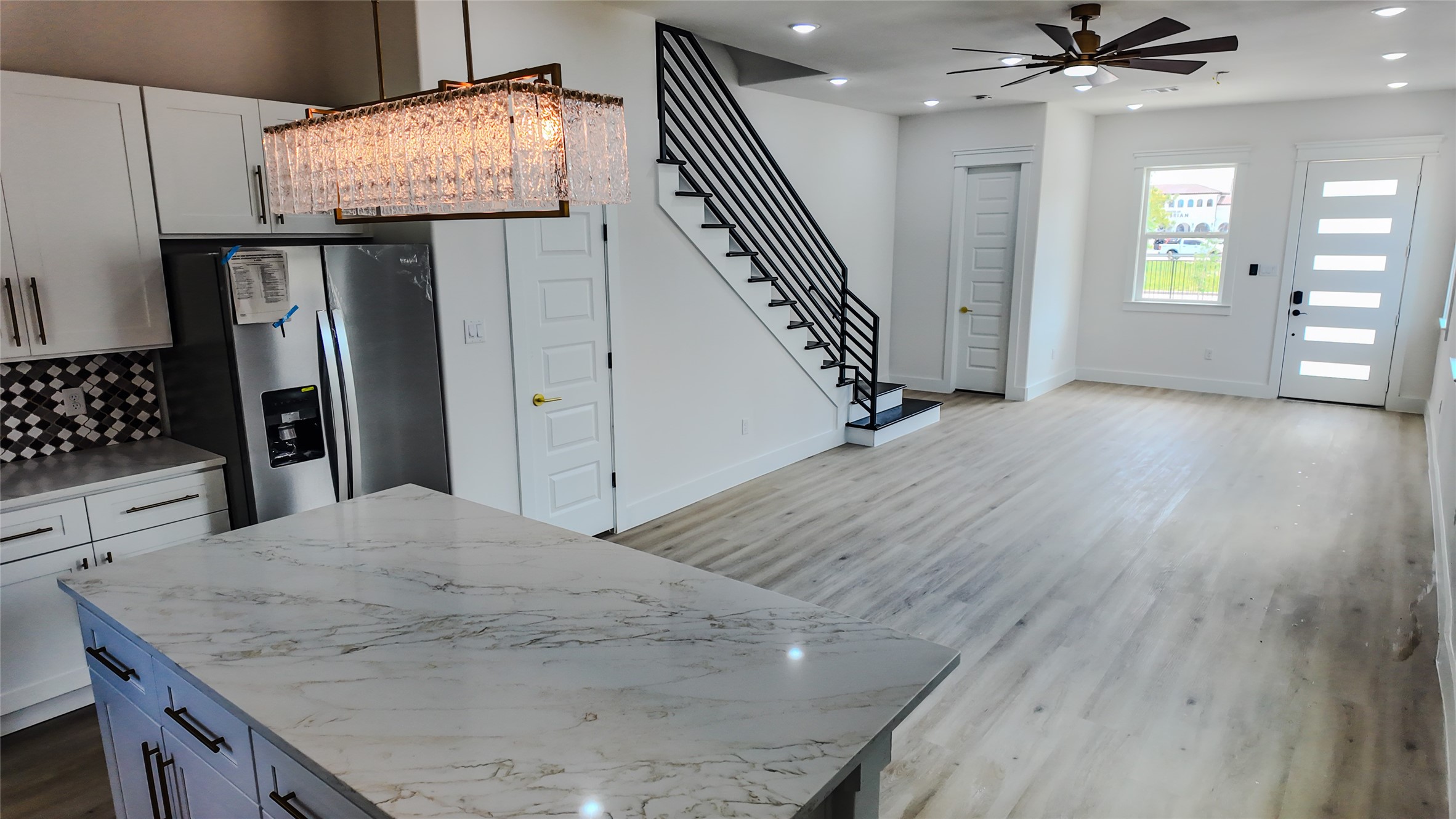 819 North Loop Houston, TX 77022 - Photo 21 of 50 Kitchen/Living
