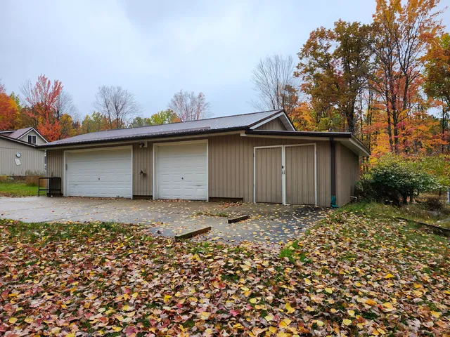 $359,900 | 108 Deerwood Court, Roscommon, MI 48653