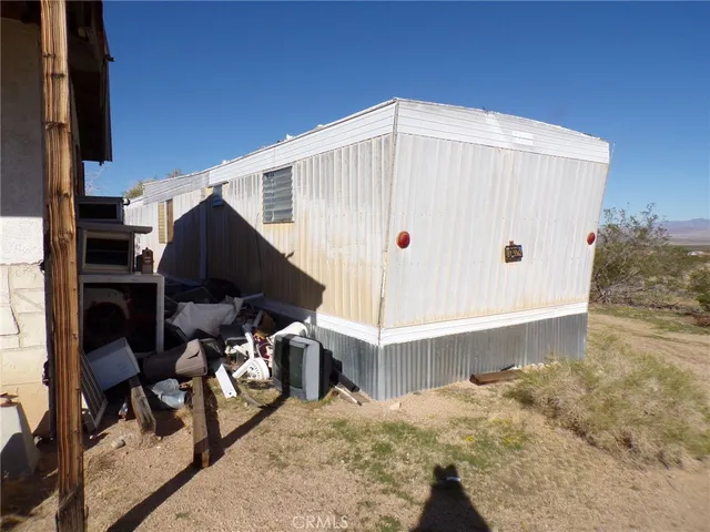 a view of back yard of the house